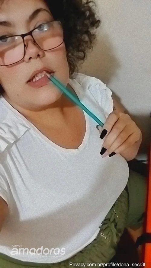 Dona_secr3t em vídeo caseiro, com close na bunda durinha