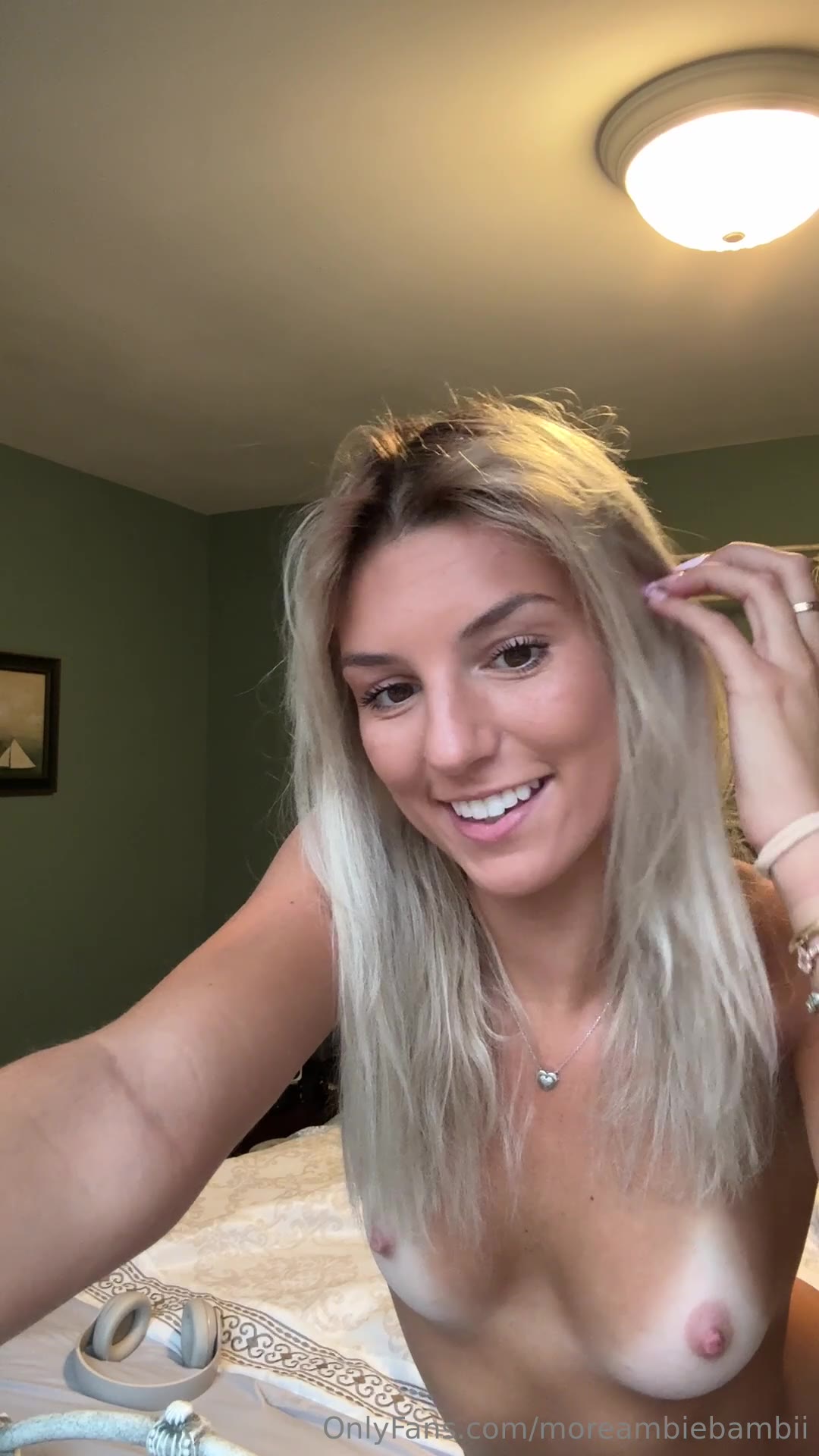 Ambie Bambii seduzindo a câmera, mostrando tudo sem pressa