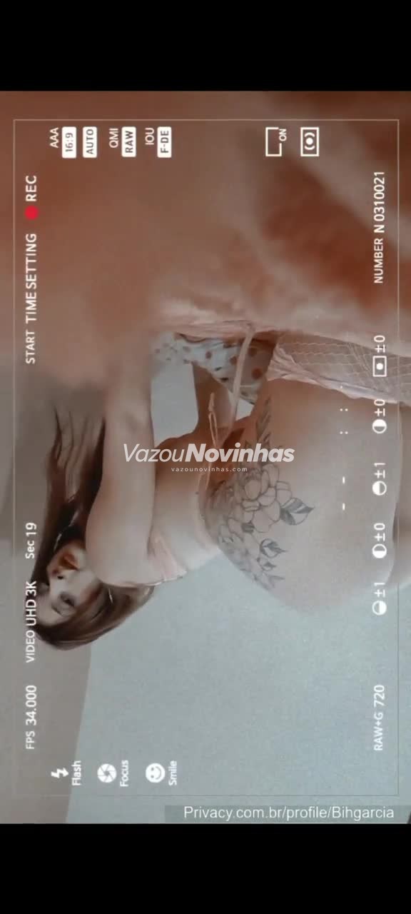 Novinha amadora Bih Garcia em clipe vertical, provocando dentro do closet