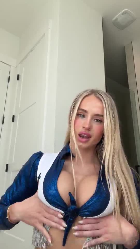 Novinha amadora Vega em clipe vertical, toda molhada no banho 😏