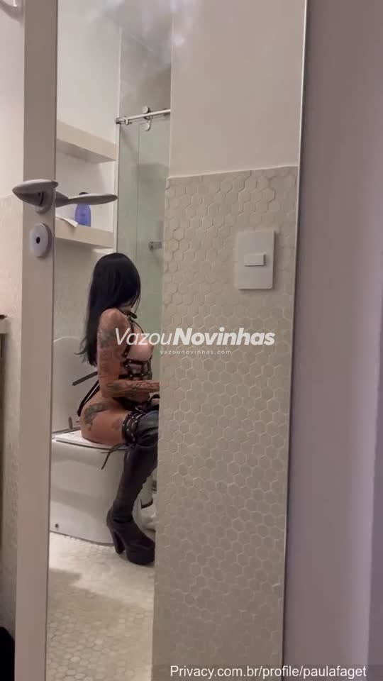De quatro no sofá — Paula Faget