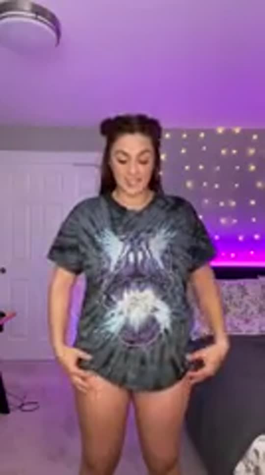 Novinha Thatgirltati_ Aka Xoxo_t envolvente dançando de fio dental