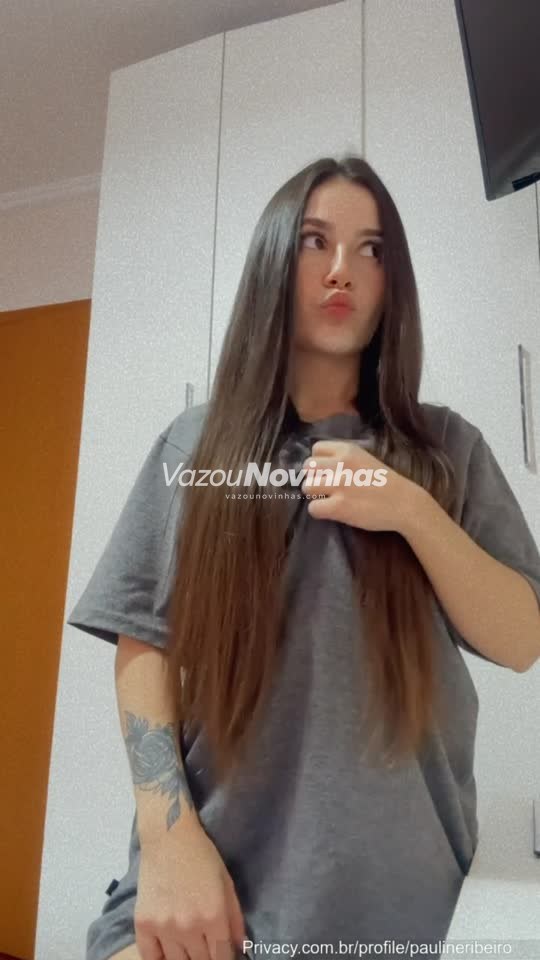 Pauline Ribeiro perfeita, de regata sem sutiã