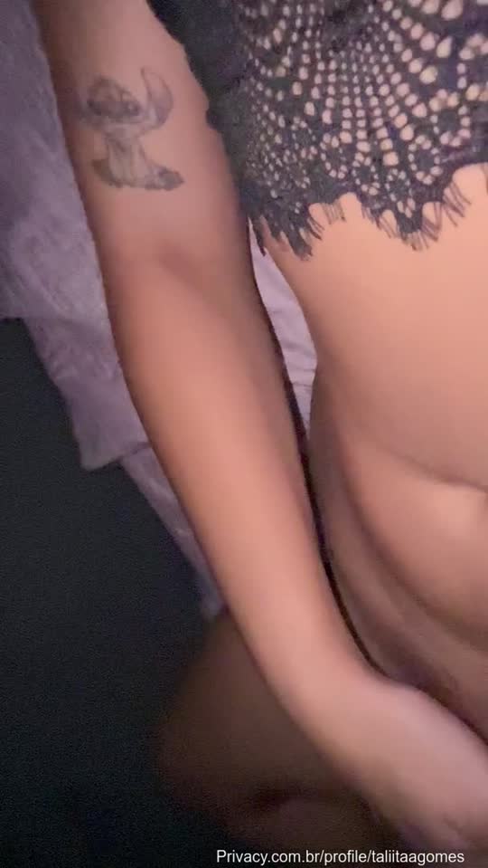 Talita se despindo devagar, de lingerie preta na cama