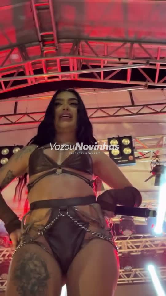 Mc Mirella atrevida num striptease completo