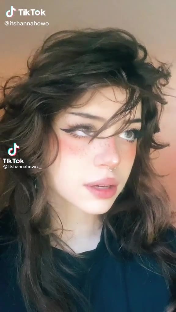 Hannah OwO: de calcinha fio na cozinha