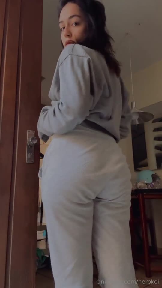 Vídeo +18 de novinha: Nerokosplayer maravilhosa deitada abrindo o roupão