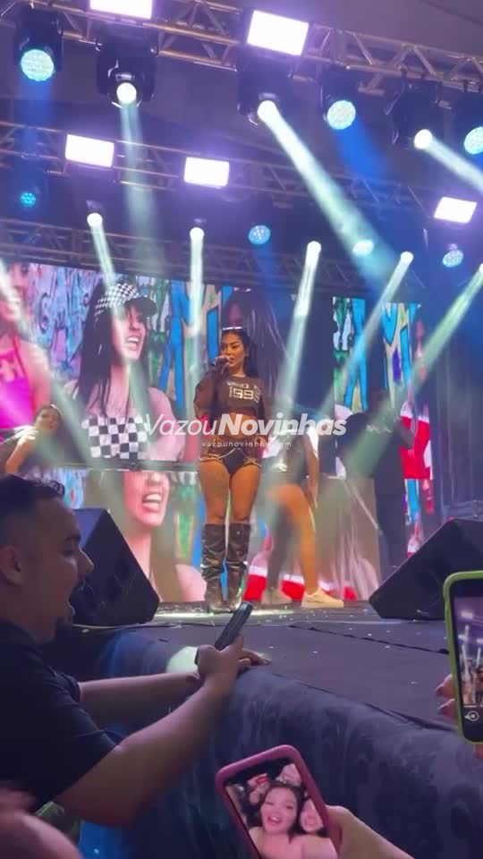 Maravilhosa Mc Mirella de calcinha fio na cozinha