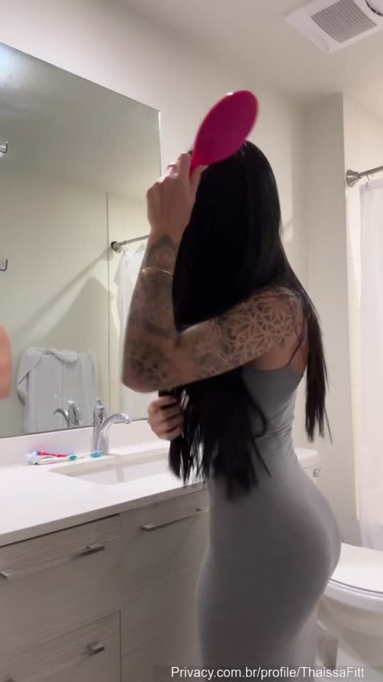 Thaissa Fit escandalosa, nua tomando sol na varanda