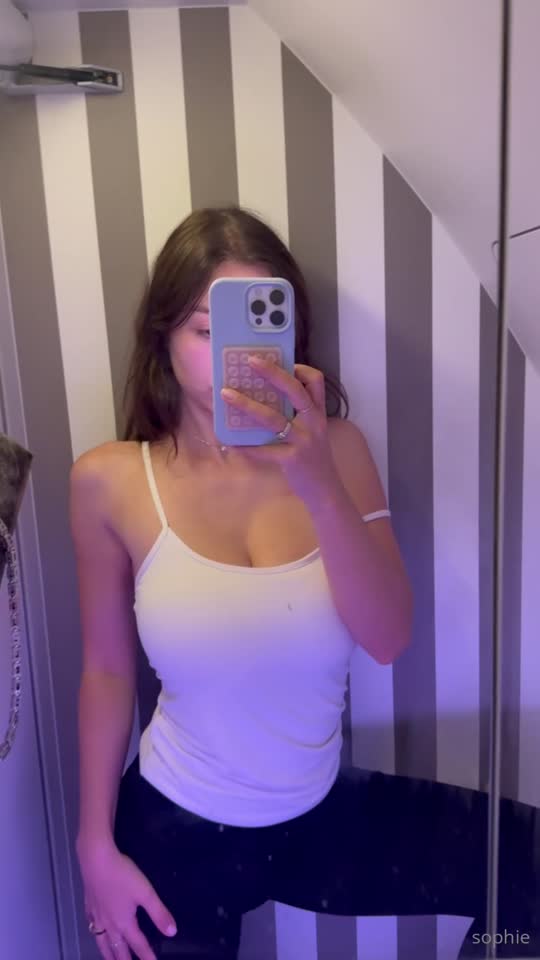 Novinha Sophie Mudd Safada gemendo baixinho sozinha