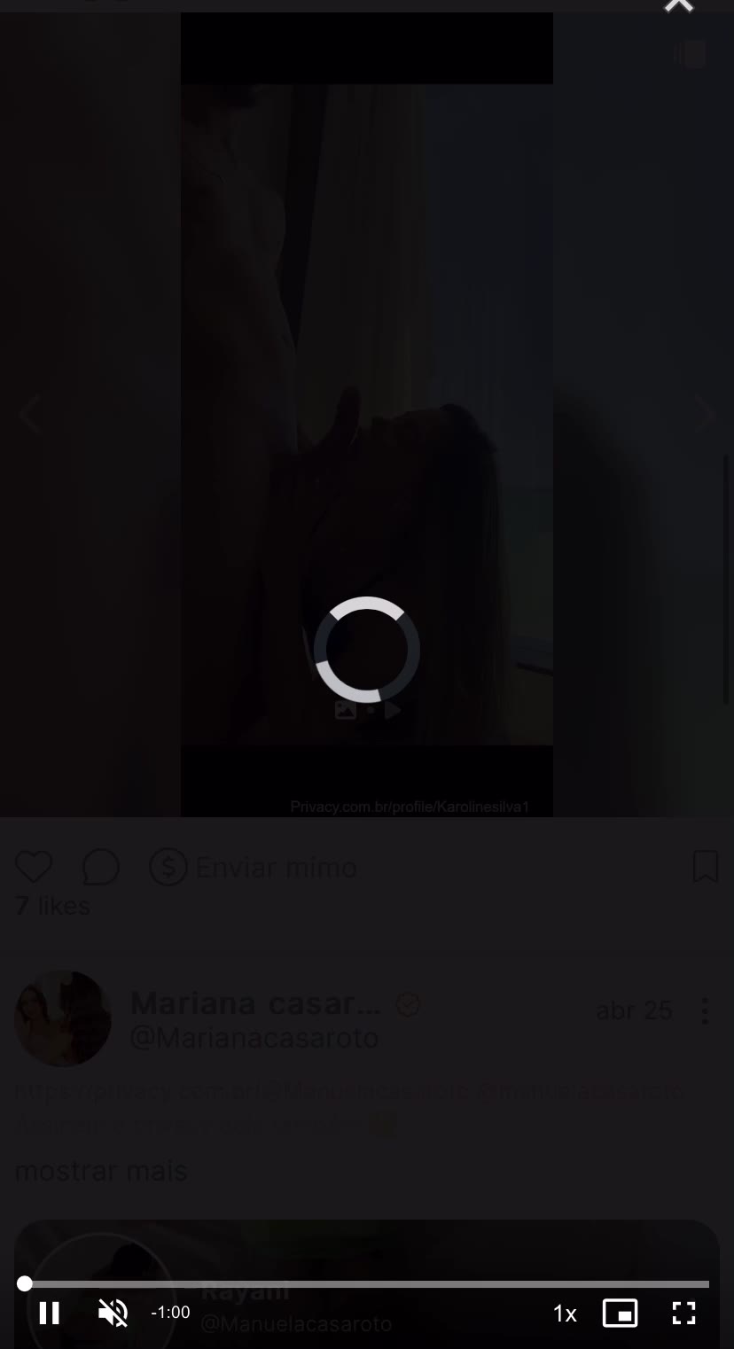 Flagra de karolinesilvaof com o bumbum empinado na cama