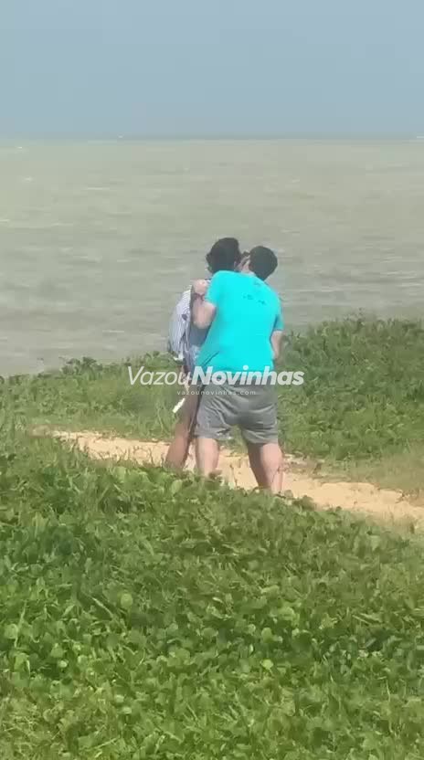 Novinha Câmera Ao Vivo No chuveiro se ensaboando