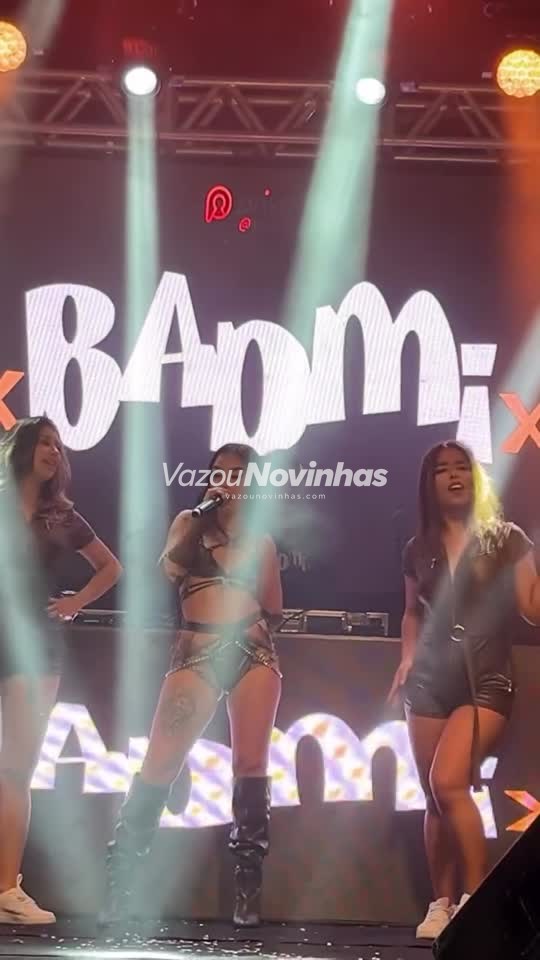 Mc Mirella envolvente, com a bunda pra cima na cama