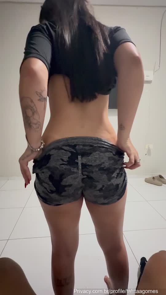 Talita maravilhosa, de biquíni fio-dental na piscina