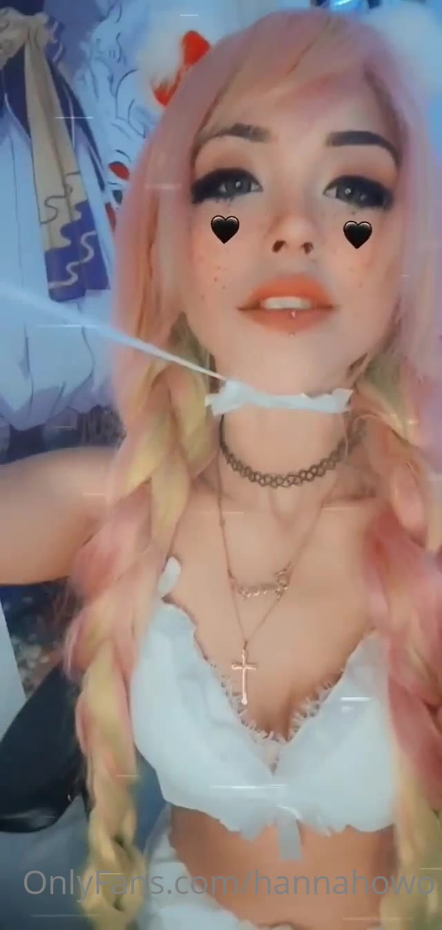 Hannah OwO provocante, deitada abrindo o roupão