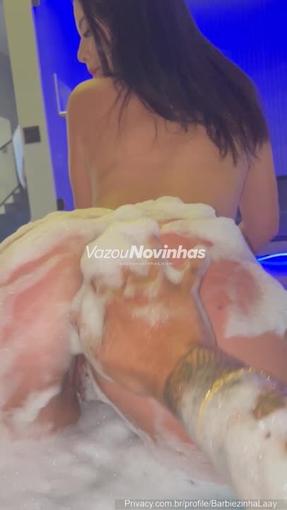 Novinha amadora Barbiezinhalaay em clipe vertical, safada assim que acordou