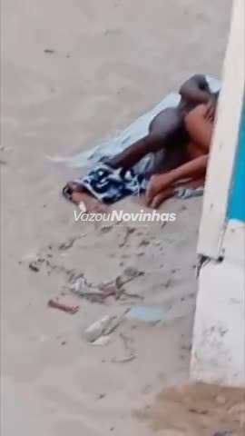 Novinha amadora Câmera Ao Vivo em clipe vertical, Modelo deitada abrindo