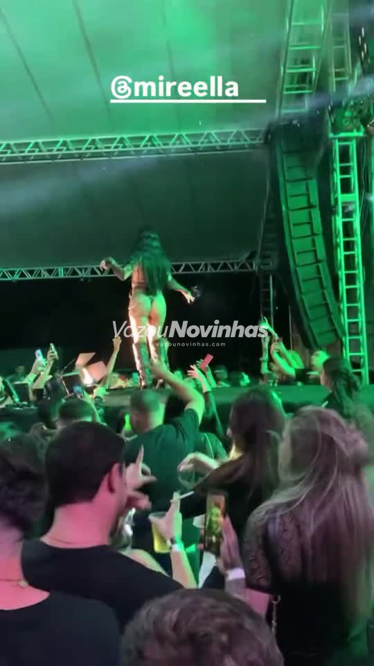 Flagra de Mc Mirella de regata sem sutiã