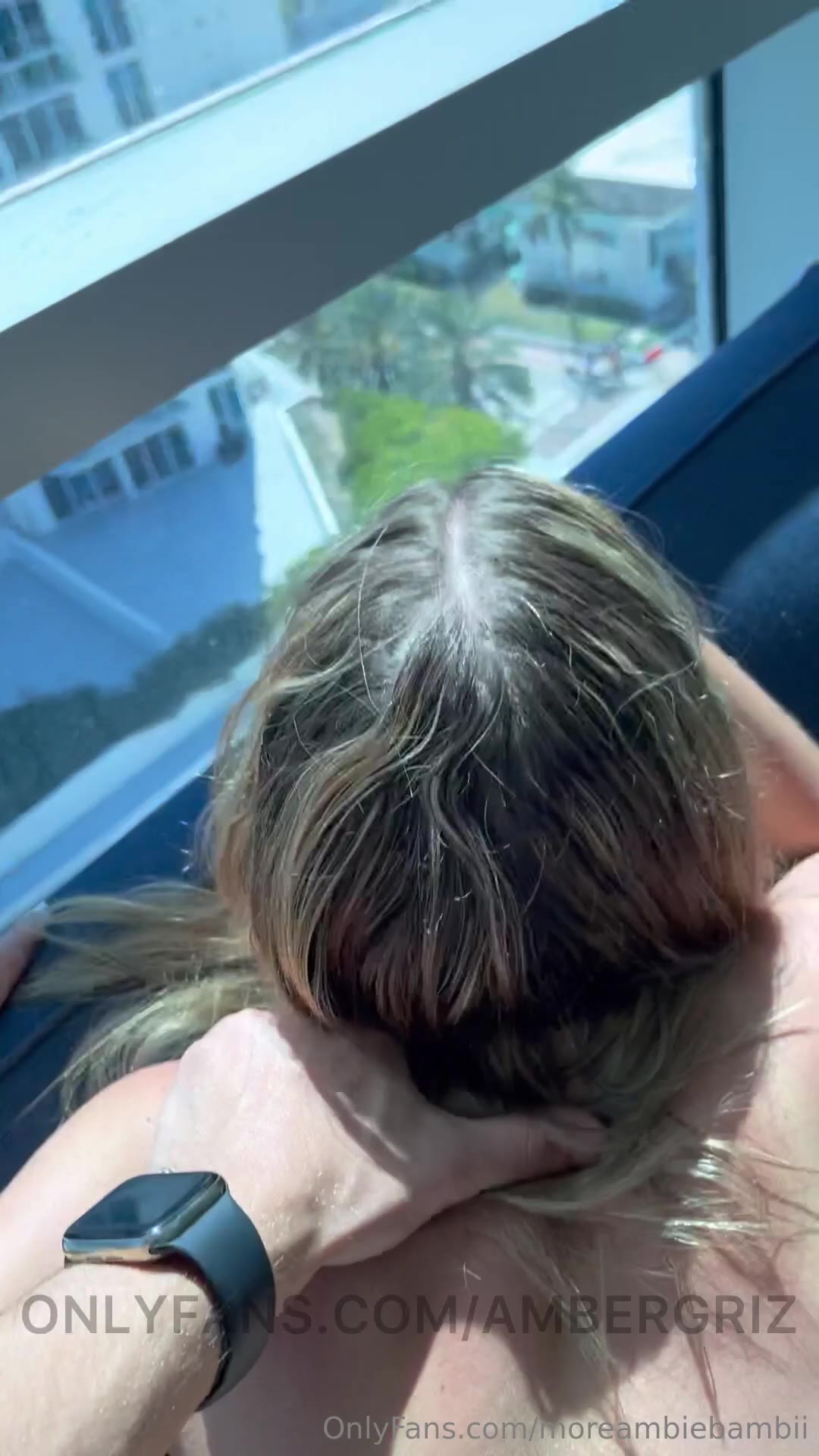 Flagra de Ambie Bambii de quatro no sofá