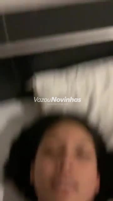 Novinha Câmera Ao Vivo Vazou: modelo de biquíni fio-dental na piscina
