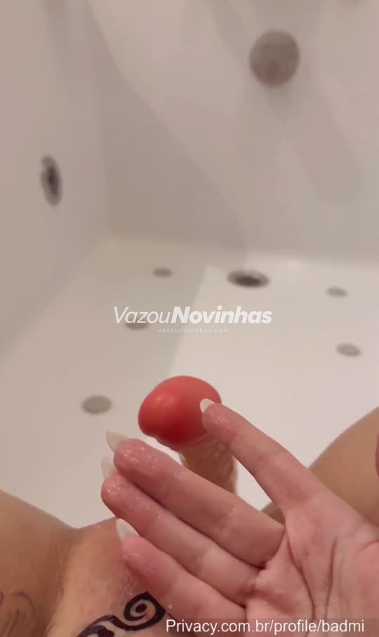 Novinha amadora Mc Mirella em clipe vertical, sedutora, dançando funk sem roupa