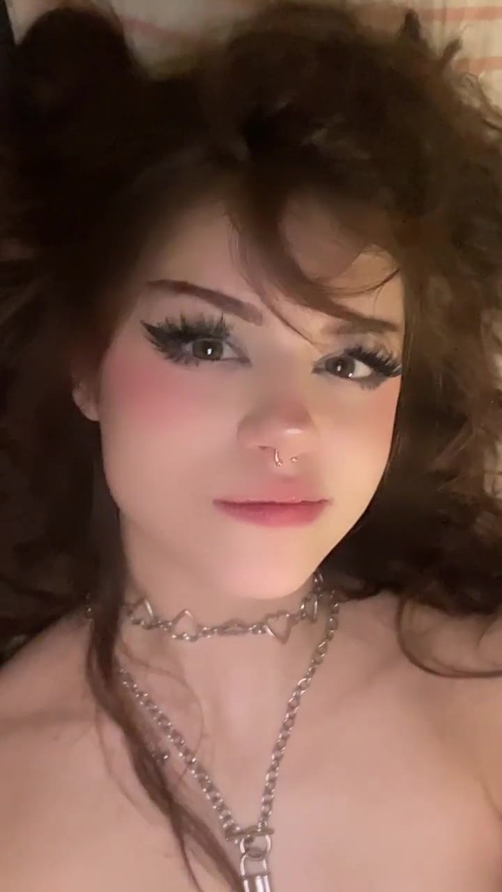 Hannah OwO tesuda com a bunda pra cima na cama
