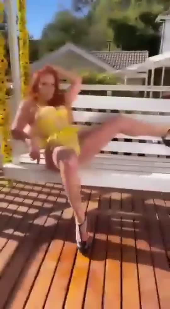 Novinha Rita Cadillac Conteúdo raro de toda molhada no banho