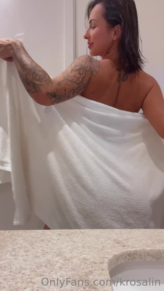 Karoline Rosalin caiu na net: novinha amadora sedutora, com a bunda pra cima