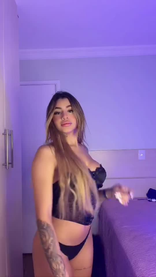 Thaina Rocha tesuda provocando de quatro no chão
