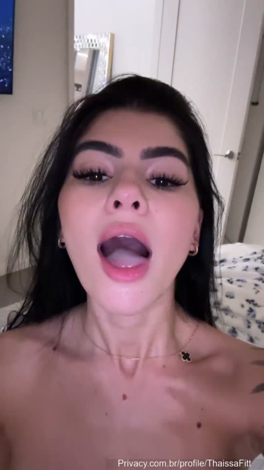 Thaissa Fit maravilhosa nua tomando sol na varanda