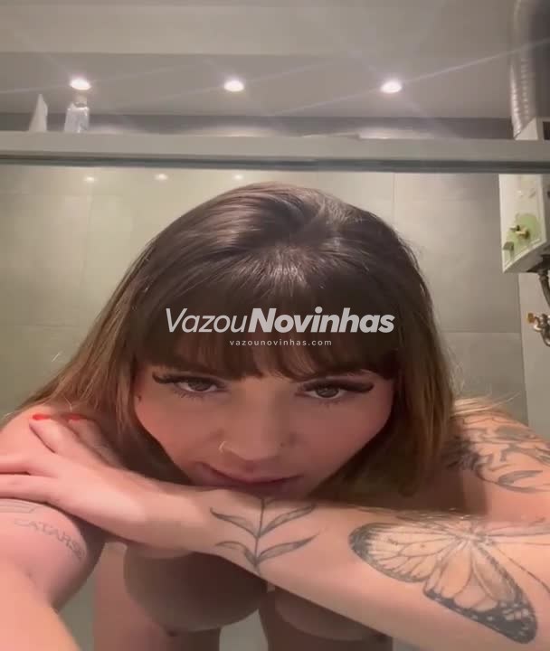 Câmera Ao Vivo caiu na net: novinha amadora Modelo tirando a roupa bem devagar