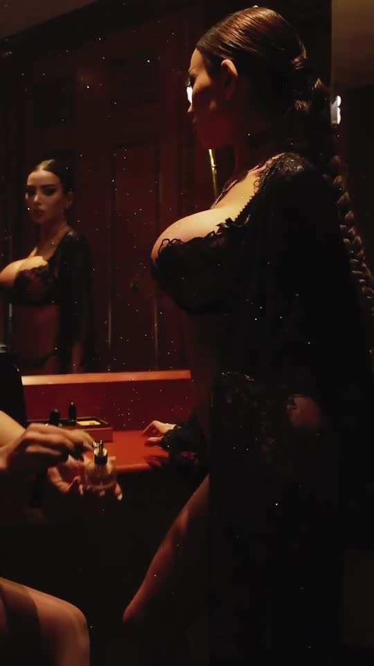 Novinha amadora Alena Omovych em clipe vertical, Flagra de no chuveiro se