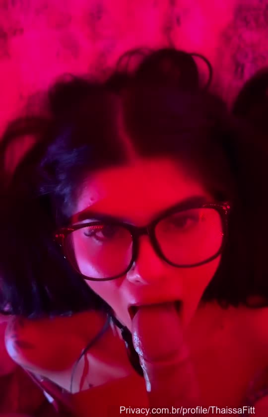 Thaissa Fit deliciosa, num striptease completo