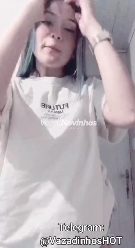 Novinha amadora Ana Barbosa em clipe vertical, de meia-calça rasgada