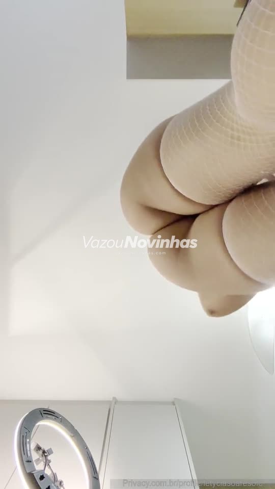 Letycia Soares sedutora, de salto alto e mais nada