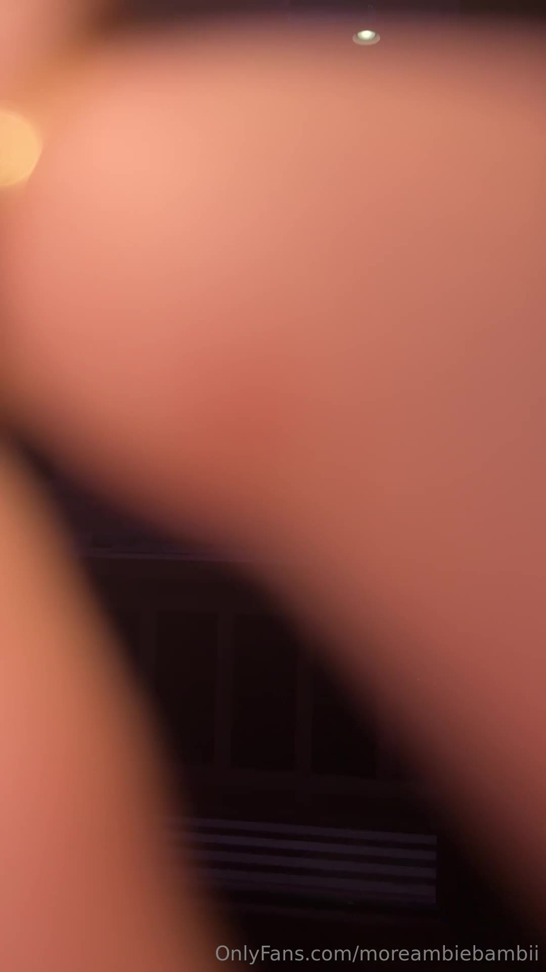 Flagra de Ambie Bambii com o bumbum empinado na cama