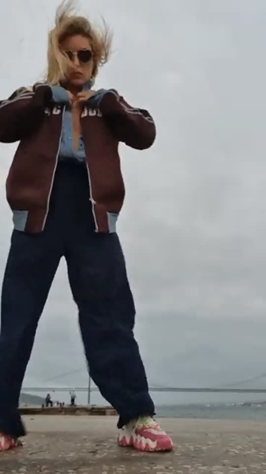 Novinha amadora Pietra Principe em clipe vertical, Cena exclusiva de empinando
