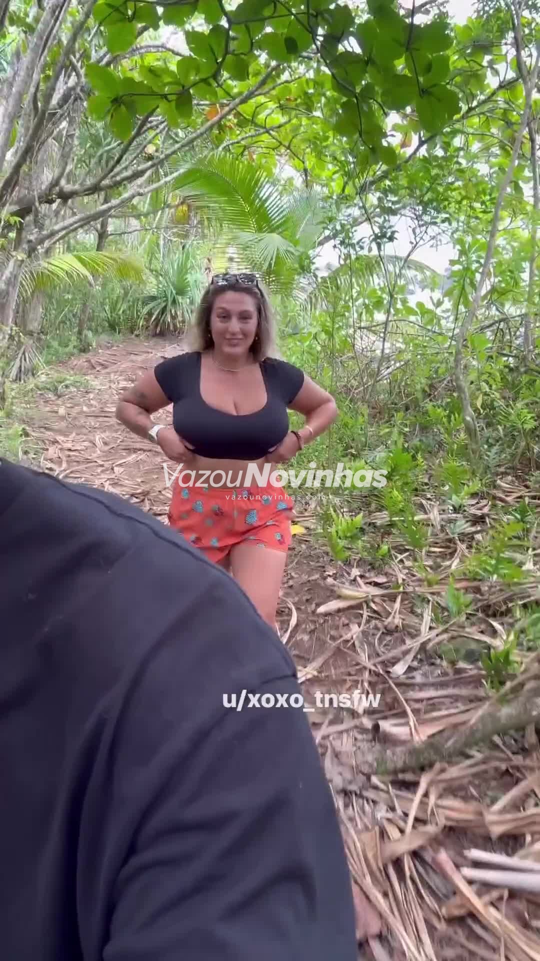 Novinha Thatgirltati_ Aka Xoxo_t Deitada abrindo o roupão