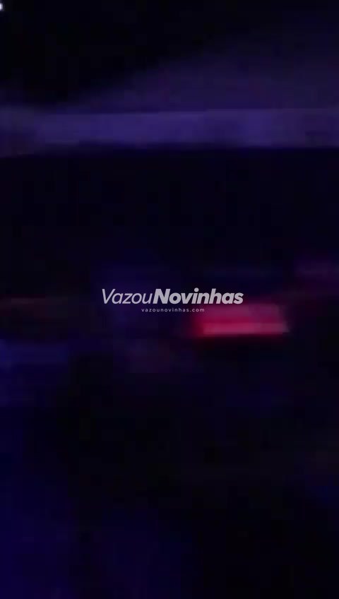 Modelo se despindo devagar, sem calcinha na varanda — flagra de novinha amadora