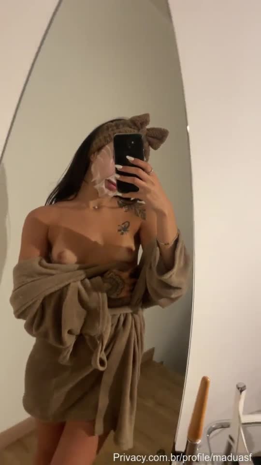 Maduasf — brincando sozinha na cama