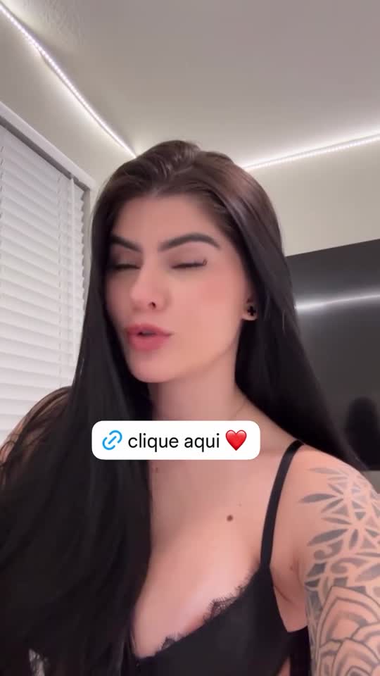 Thaissa Fit se despindo devagar, de frente pro espelho sem roupa