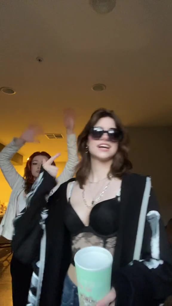 Provocante Hannah OwO num striptease completo