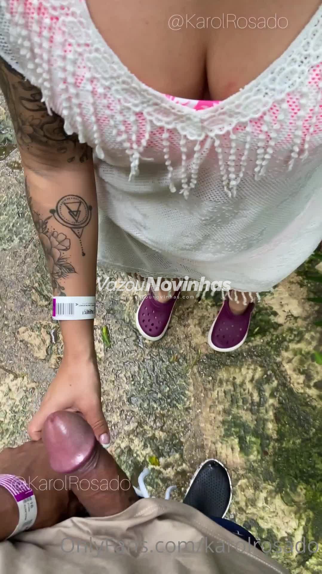 Novinha amadora Kiki em clipe vertical, peladinha no quarto