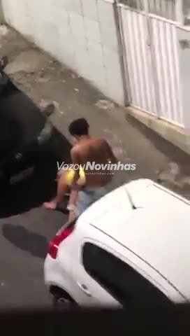 Irresistível modelo provocando de quatro no chão — flagra de novinha amadora