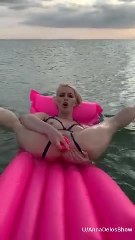Novinha AnnaDelos De biquíni fio-dental na piscina