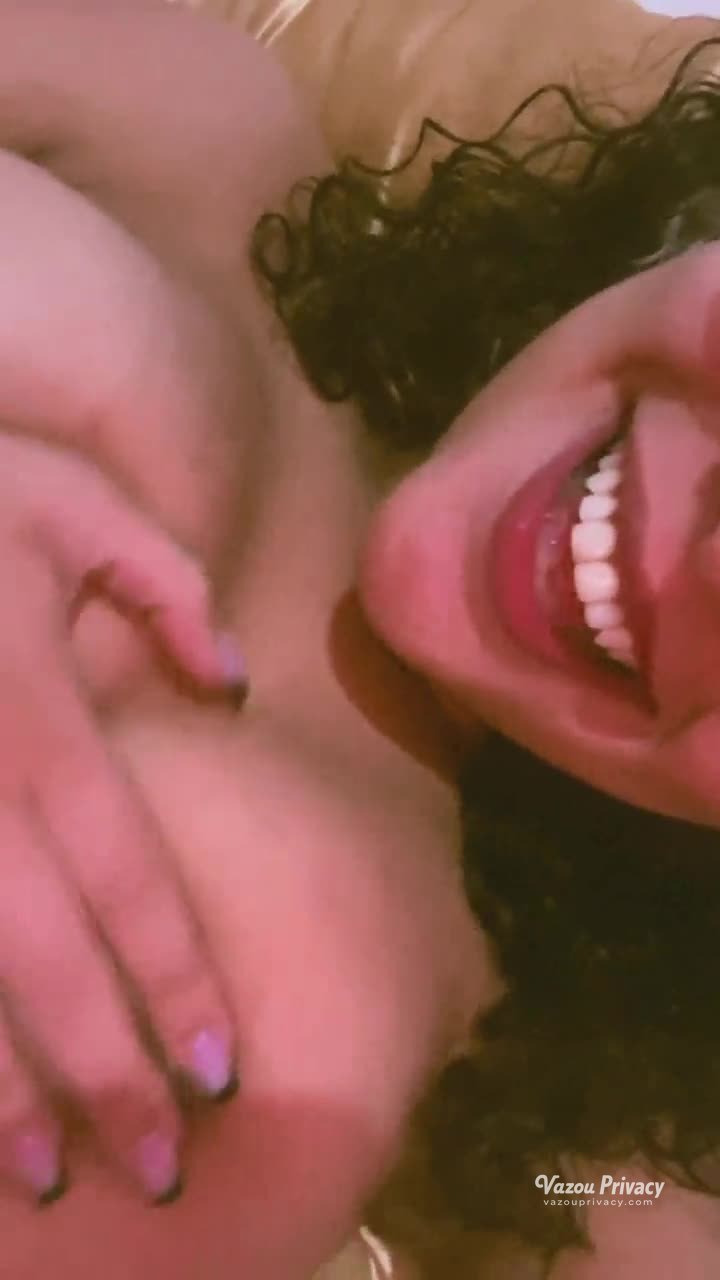 Safada Cattofhell com o bumbum empinado na cama