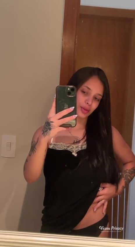 Maria Bae irresistível antes de dormir sem pijama