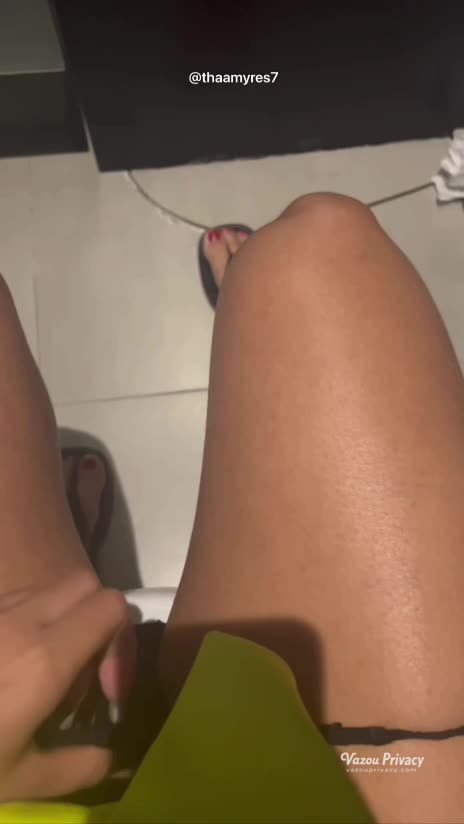 Thamyres Campos empinando a bunda pra câmera