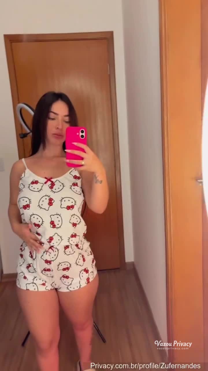 Zuborges maravilhosa deitada abrindo o roupão