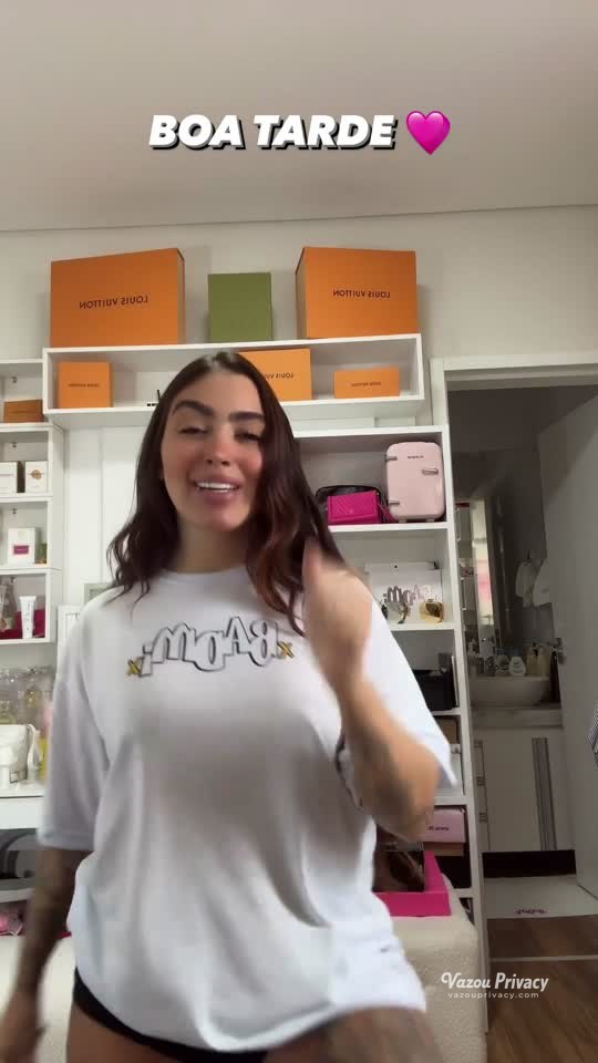 Mc Mirella — de frente pro espelho sem roupa